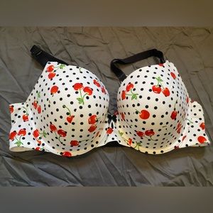 Cherry print lightly padded NWOT size 40C Torrid curve bra.